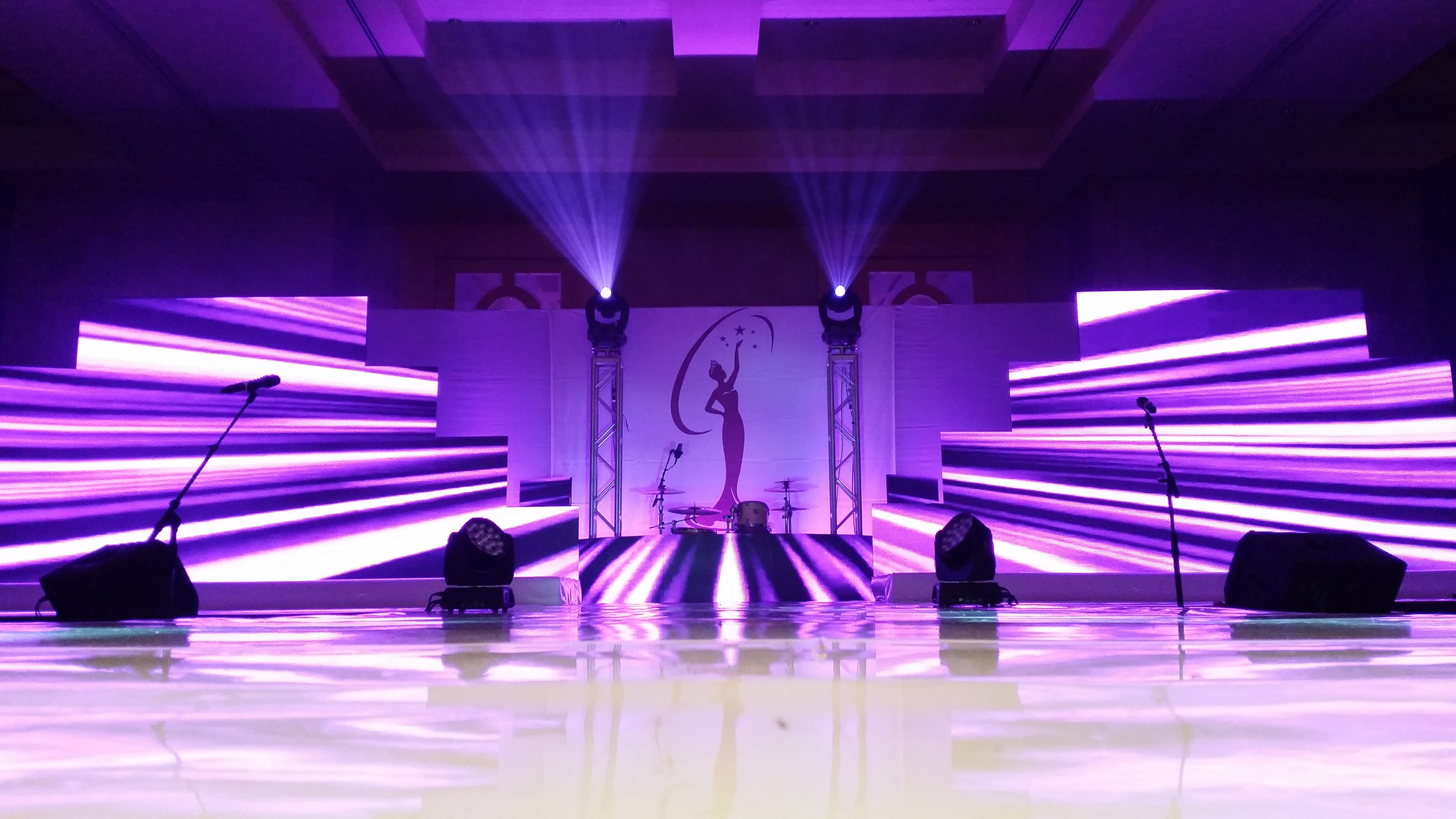 Концертный зал конкурс. Сцена. Фиолетовая сцена. Сценический подиум. Сцена без людей.